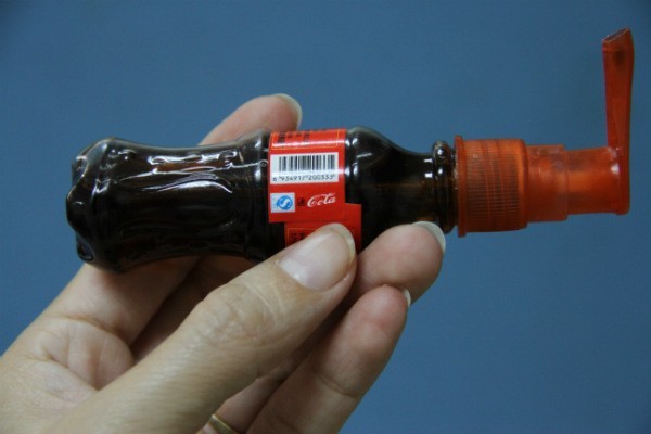 Những chai Coca Cola bé xíu chi chít chữ Trung Quốc được bán tại cổng trường tiểu học Mỹ Đình.