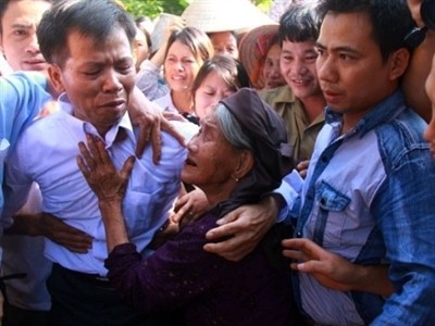 Ông Nguyễn Thanh Chấn (áo trắng) rơi nước mắt trong ngày trở về ngôi nhà của mình.