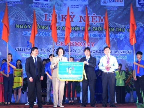 Trao biểu trưng quyền đăng cai tổ chức Lễ kỷ niệm ngày Công tác xã hội thế giới lần thứ 17 cho Học viện Thanh thiếu niên Việt Nam.