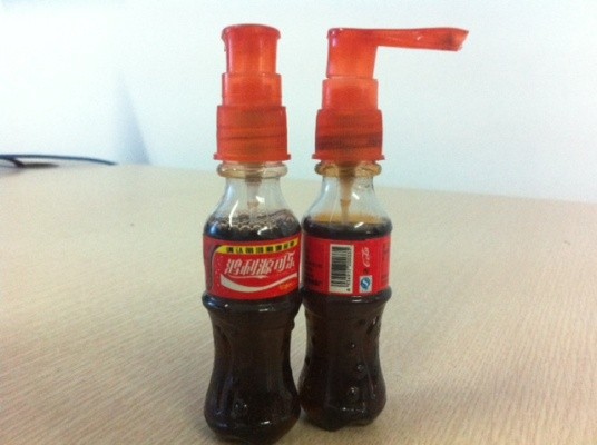 Những chai Coca mini được bày bán tràn lan trên thị trường có giá chỉ... 2.000 đồng.