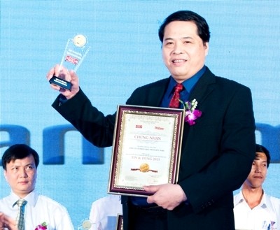 Ông Hà Quang Tuấn, Chủ tịch HĐQT IZZI nhận giải thưởng.