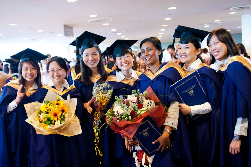 Từ năm 1999 đến nay, đã có hơn 1.000 sinh viên Việt Nam đã và đang học tập tại NUS.