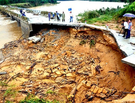 Cầu Hóc Kè, thôn Hóc Kè, xã Ba Động bị lũ gây sạt mố trống hoác, hư hỏng nặng. (Ảnh VNE)
