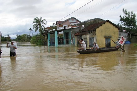 Hàng ngàn nhà dân bị ngập lụt tại huyện Đại Lộc Quảng Nam (Ảnh Lao động)
