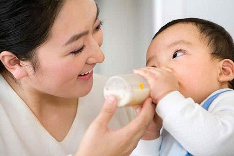 Cần lựa chọn bình sữa không chứa BPA cho bé.