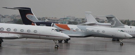 Chuyên cơ N551VL (giữa) tại sân bay Đà Nẵng