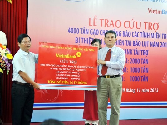 Chủ tịch HĐQT VietinBank Phạm Huy Hùng trao biển tài trợ tượng trưng cho đồng bào bị bão lụt miền Trung.