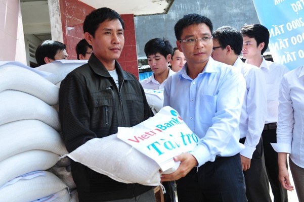 Tổng Giám đốc VietinBank Nguyễn Văn Thắng trao gạo cho người dân huyện Tuy Phước, tỉnh Bình Định