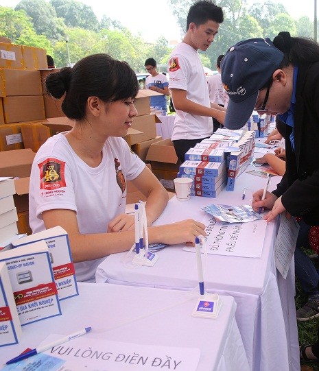 Tặng sách là một trong những hoạt động nổi bật của chương trình vì Khát vọng Việt – Lần II.