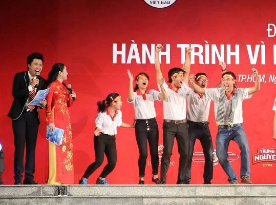 Niềm vui sướng của các thành viên đội trường ĐH Nông nghiệp Hà Nội khi trở thành đội chiến thắng.