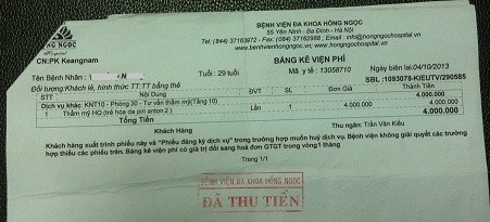 Những biên lai chị H.N đóng tiền cho phương pháp điều trị tiêm PRP tại bệnh viện Hồng Ngọc.