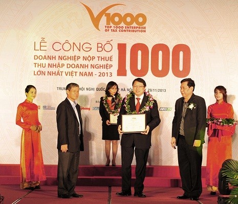 Phó Tổng Giám đốc VietinBank Nguyễn Văn Du đại diện nhận Chứng nhận xếp hạng V1000 năm 2013.
