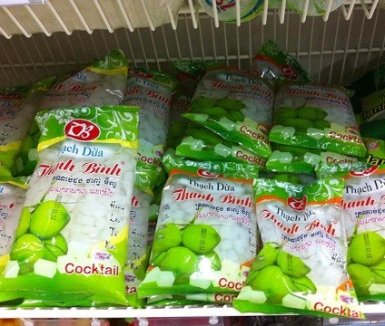 Sản phẩm thạch dừa Thanh Bình được bày bán tại siêu thị Ocean Mart Trung Hòa (Cầu Giấy, HN).