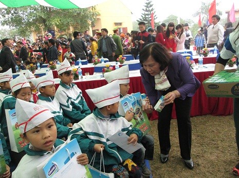 Bà Phạm Thị Hải Chuyền – Bộ trưởng Bộ LĐTB&XH tặng sữa cho trẻ em xã Đồng Lương, huyện Cẩm Khê, Phú Thọ.