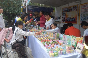 Gian hàng bán sản phẩm của người khuyết tật tại “Ngày hội việc làm hòa nhập cho người khuyết tật” tổ chức tại Hà Nội.