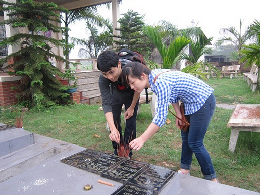 Duy Anh cùng các thành viên trong câu lạc bộ sức khỏe sinh sản đi thực tế tại nghĩa trang Bến Cốc (Hà Nội)