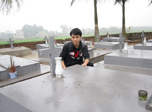 Sinh viên Duy Anh trong một chuyến đi thực tế tại Nghĩa trang Bến Cốc, Sóc Sơn (Hà Nội)