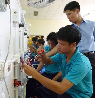 Học viên lớp kỹ thuật điện công nghiệp và dân dụng ở Trung tâm Giáo dục lao động xã hội Phước Bình trong giờ thực hành điện dân dụng (Sở Lao động - Thương binh và Xã hội TP Hồ Chí Minh).