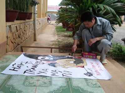 Hà Văn Tằng (Trung tâm Giáo dục lao động Sơn La) đang vẽ tranh cổ động chống ma túy.