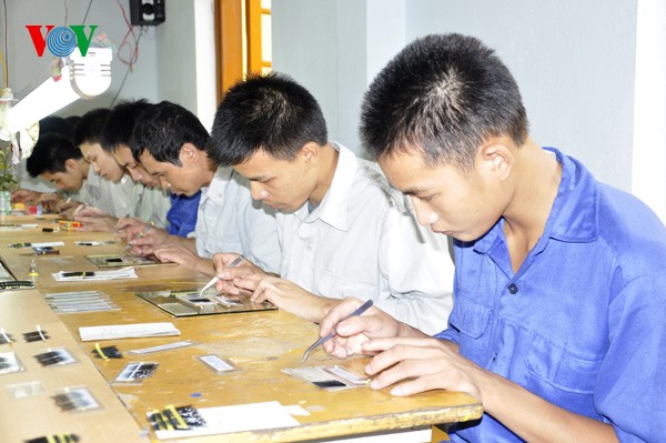 Học nghề làm mi giả sau cai nghiện ma túy ở Trung tâm Giáo dục Lao động Xã hội tỉnh Lào Cai.