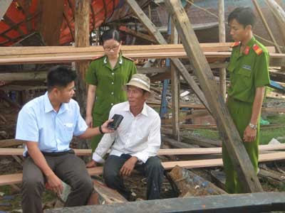 Công an thị trấn Sông Đốc (Cà Mau) xuống tận nơi làm để thăm hỏi anh Nguyễn Việt Quân sau khi tái hòa nhập cộng đồng.