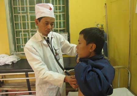 Bác sỹ Hoàng Minh Tiến (Trung tâm cai nghiện 06) đang khám bệnh cho học viên.
