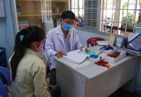 Tham vấn và điều trị bệnh nhân HIV tại Khoa Tham vấn và Hỗ trợ cộng đồng - TP.HCM (ảnh: Minh Thảo)