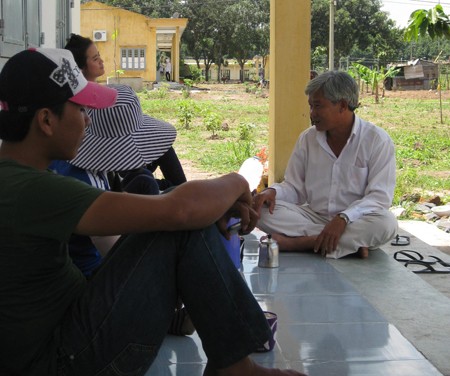 Ông Nguyễn Văn Nhãn (người mặc áo trắng) - Giám đốc Trung tâm Chữa bệnh - Giáo dục và Lao động xã hội (CB-GD-LĐXH) tỉnh Bình Phước trò chuyện với học viên tại trung tâm.