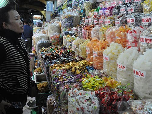 Bánh mứt Trung Quốc phục vụ thị trường Tết được bày bán trong chợ Bình Tây Ảnh: Hồng Thúy