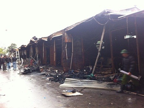 Đến cuối ngày 16/12, những ki-ốt nằm trong vụ hỏa tại chợ Nhà Xanh vẫn đang được cơ quan chức năng phỏng tỏa.
