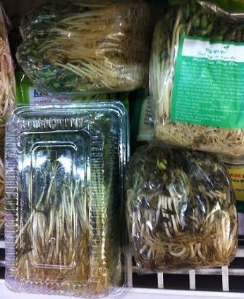 Rau mầm thối nát được bày bán tại một số siêu thị ở Hà Nội.