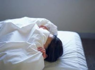 Thói quen trùm chăn khi ngủ gây nguy hiểm đến sức khỏe bạn.