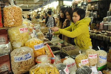 Những ki-ốt bán mứt tết không hạn sử dụng, không nhãn mác, không thành phần được bày bán khắp chợ Hà Nội.