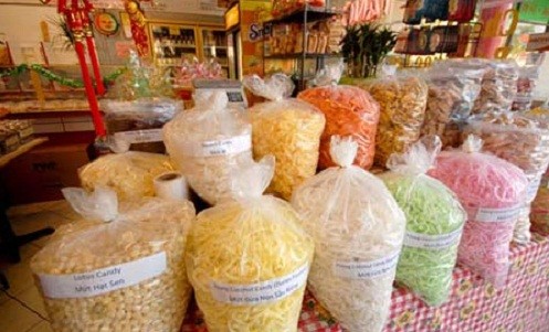 Bên cạnh các mặt hàng như bánh, kẹo, các loại hạt thì mứt tết bán theo cân hút khách tại chợ.