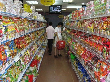 Mì tôm hiện là mặt hàng được bày bán phổ biến tại các siêu thị, cửa hàng.