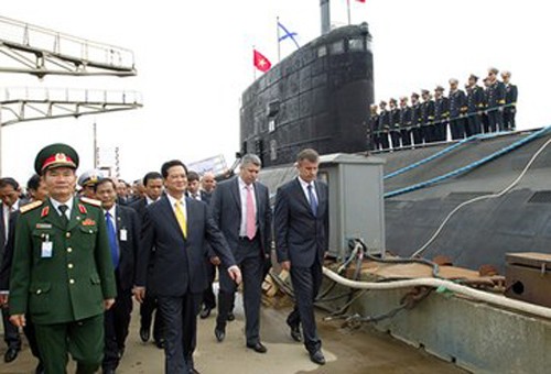Thủ tướng Nguyễn Tấn Dũng tới thị sát việc thử nghiệm tàu ngầm Hà Nội hồi tháng 5/2013 tại Nga. Ảnh: Chinhphu.vn