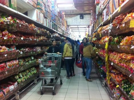 Gian hàng mì tôm tại siêu thị BigC Thăng Long luôn đông khách (Ảnh: Phạm Liễu)