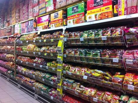 Hàng chục sản phẩm mì tôm được bày bán tại siêu thị Coo.opMart Nguyễn Trãi.