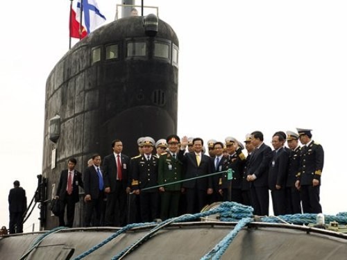 Thủ tướng Nguyễn Tấn Dũng thị sát tàu ngầm lớp Kilo mang tên Hà Nội trong chuyến thăm Nga tháng 5.2013 - Ảnh: TTXVN