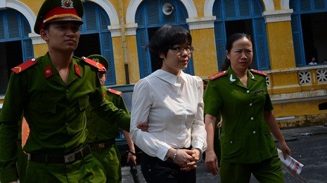 Bị cáo Huyền Như được dẫn giải đến tòa trưa 7-1 - Ảnh: Quang Định