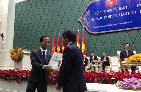 Lãnh đạo Bộ Kế hoạch &amp; Đầu tư trao giấy phép đầu tư vào Campuchia cho ông Mai Hoài Anh - Giám Đốc Điều Hành Kinh doanh Vinamilk.