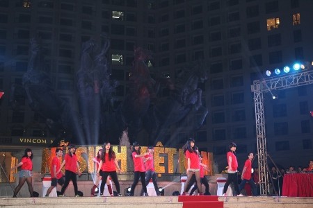 Đêm chung kết Nữ sinh Việt Nam trở nên vô cùng đặc sắc và ấn tượng với sân khấu được thiết kế đặc sắc trên nền bức tượng Tứ mã – biểu tượng của sự hòa bình và tự do của Royal City.