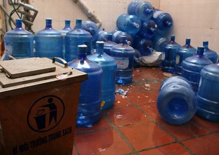 Nhiều cơ sở sản xuất nước uống đóng bình không đảm bảo an toàn vệ sinh. (Ảnh minh họa)