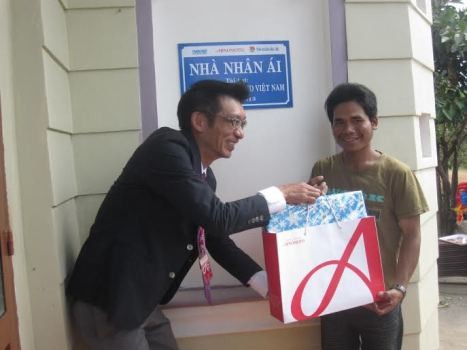 Người dân sung sướng đón nhận phần quà lớn do Công ty Ajinomoto Việt Nam cùng Báo Thanh Niên trao tặng.