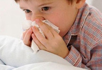Thời tiết thay đổi trẻ em thường bị chảy nước mũi.