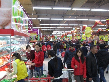 Lượng khách hàng đến siêu thị quá đông khiến khách hàng khó khăn trong việc mua bán.