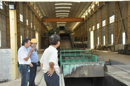 “Tư lệnh” Phan Thanh Thủ thăm nhà máy mía đường Quang Minh. Ảnh: Thanh Hải