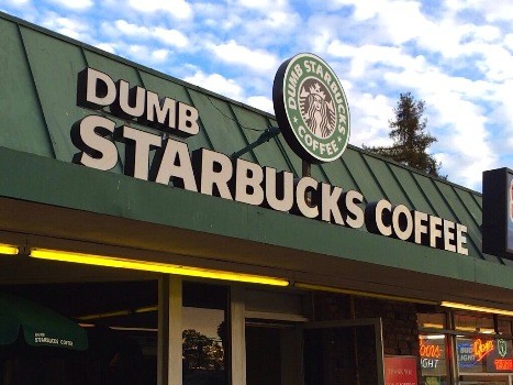 &quot;Dumd Starbucks&quot; - Cửa hàng nhái Starbucks thu hút sự chú ý của khách hàng.