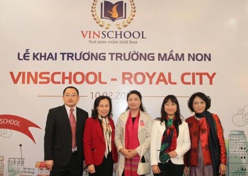 Phó GĐ Sở GD&amp;ĐT Hà Nội và ban lãnh đạo Vinschool.