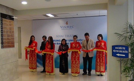Lễ cắt băng khánh thành khai trương Trung tâm Ung Bướu Bệnh viện Đa khoa Quốc tế Vinmec.